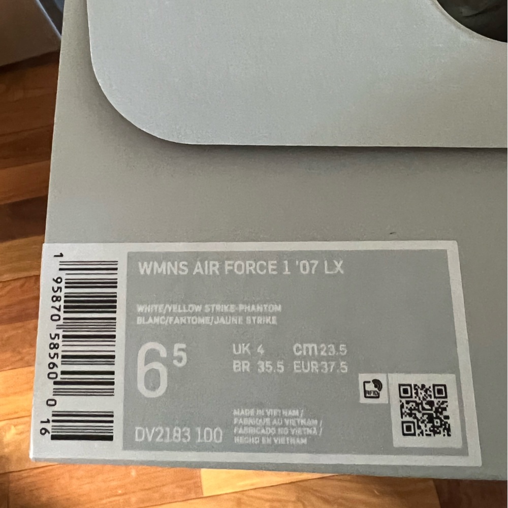 BRAND NEW IN BOX! NIKE AIR FORCE 1 ‘07 LX - size 6.5 - Picture 2 of 2